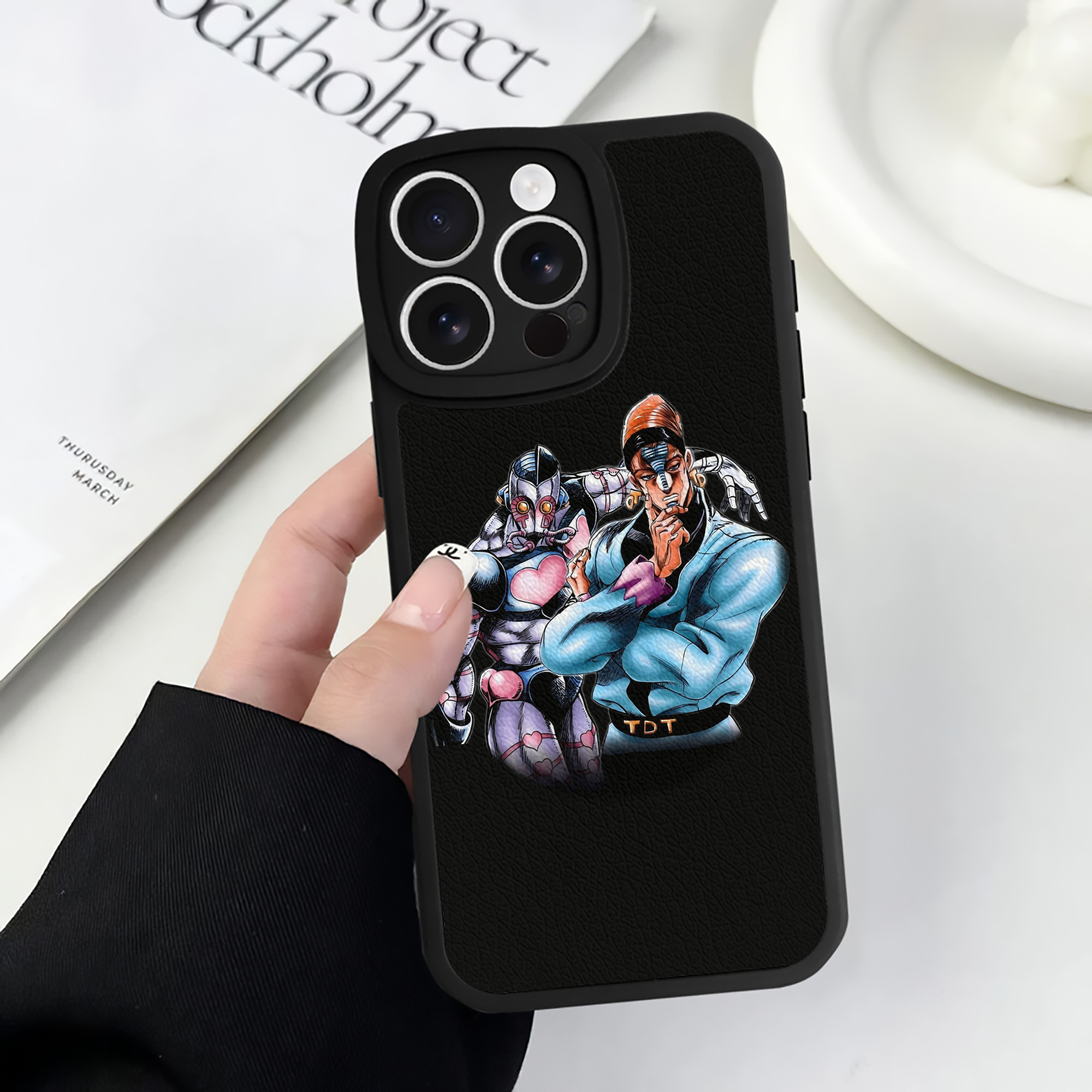 （画像用） ジョジョの奇妙な冒険 ひがしかた じょうすけ JoJo's Bizarre Adventure Higashikata Josuke 【iPhone 16シリーズ対応】シリコンスマホケース（レザー調） 材質：シリコン